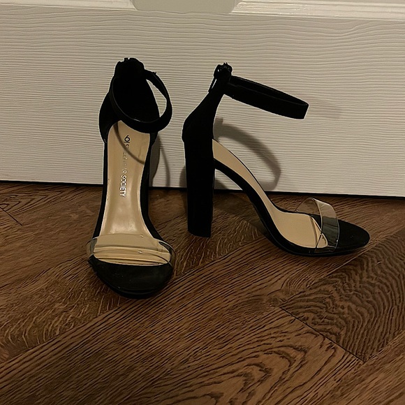 Heeled black opened toed shoes - Picture 1 of 3